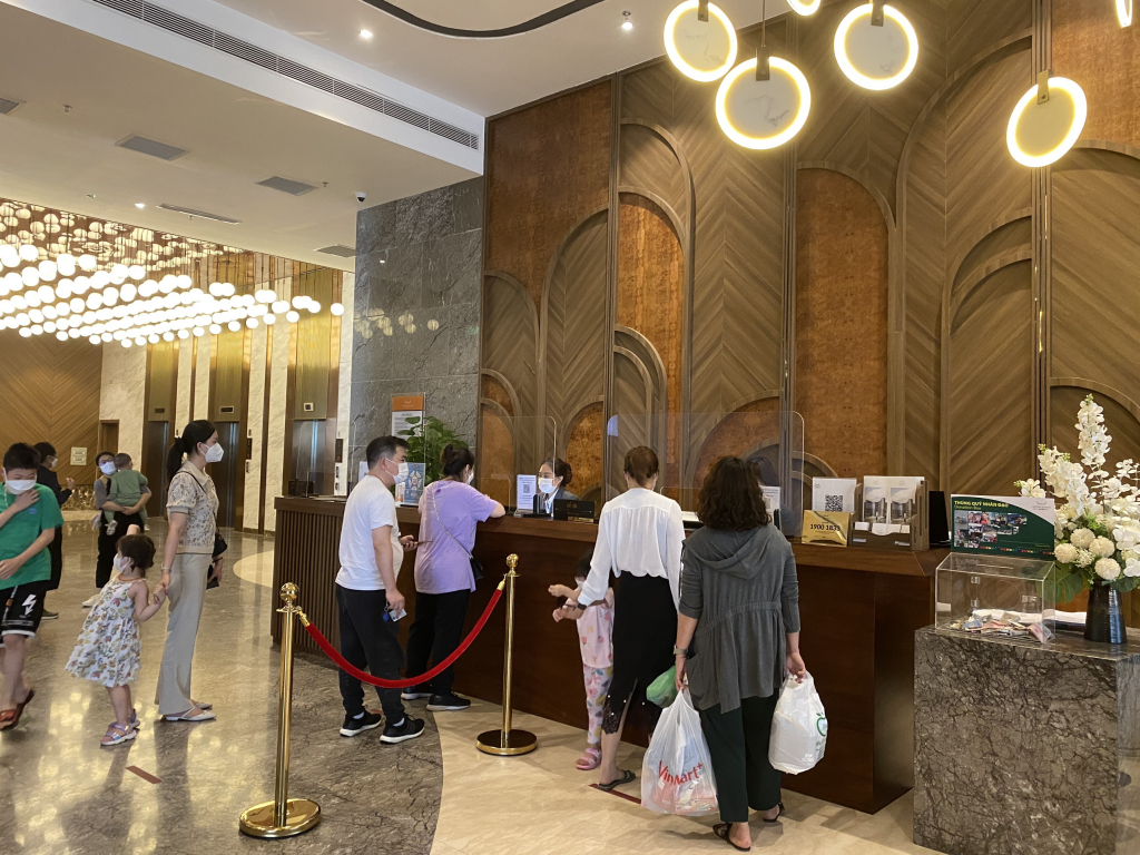 Du khách làm thủ tục nhận phòng tại khách sạn Mường Thanh Luxury Hạ Long Centre.