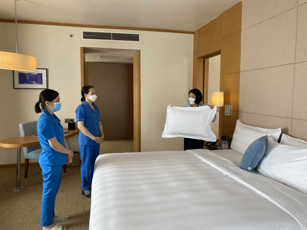 Nhân viên khách sạn Wyndham Legend Hạ Long được đào tạo bài bản để đảm bảo chất lượng dịch vụ  tốt nhất cho du khách. 