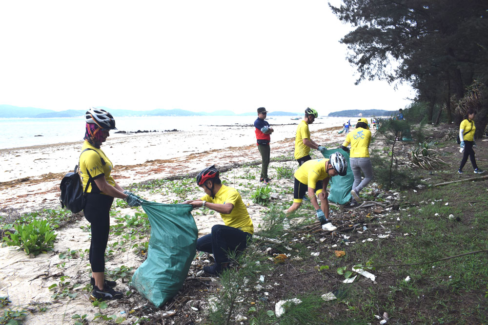 Du khách trải nghiệm dọn rác tại bãi biển Hồng Vàn, xã Đồng Tiến, huyện Cô Tô