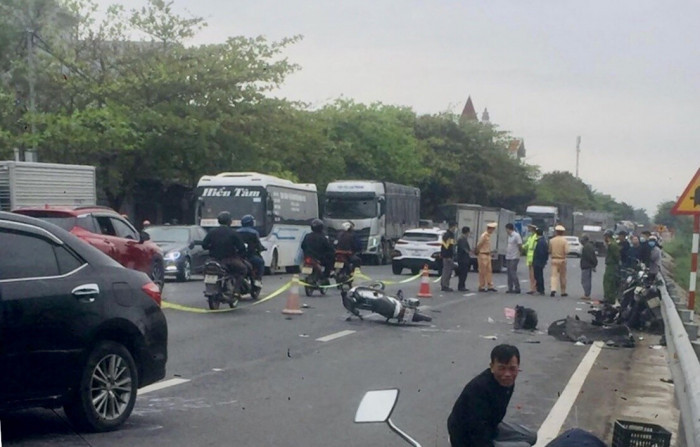 Thái Bình: Xe ô tô đâm 3 xe máy, 2 người thương vong 1