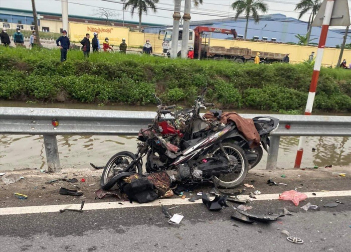 Thái Bình: Xe ô tô đâm 3 xe máy, 2 người thương vong 2