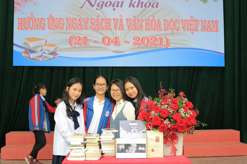 Cô và trò Trường THPT Chuyên Hạ Long tham gia buổi ngoại khóa về văn hóa đọc.