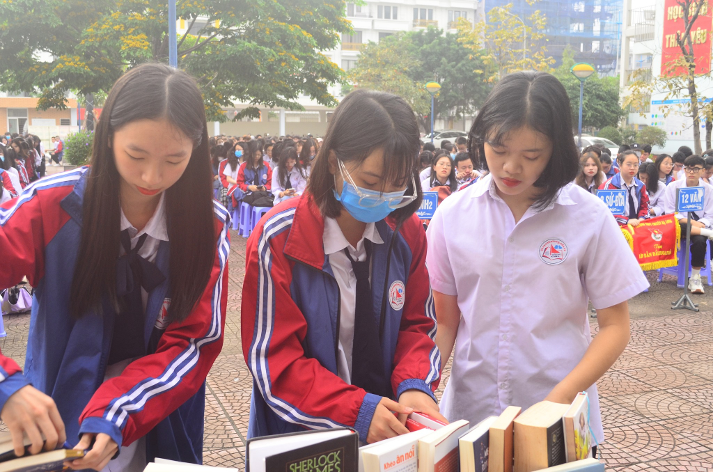 Nhiều học sinh Trường THPT Chuyên Hạ Long chăm chỉ đọc sách và yêu văn chương.
