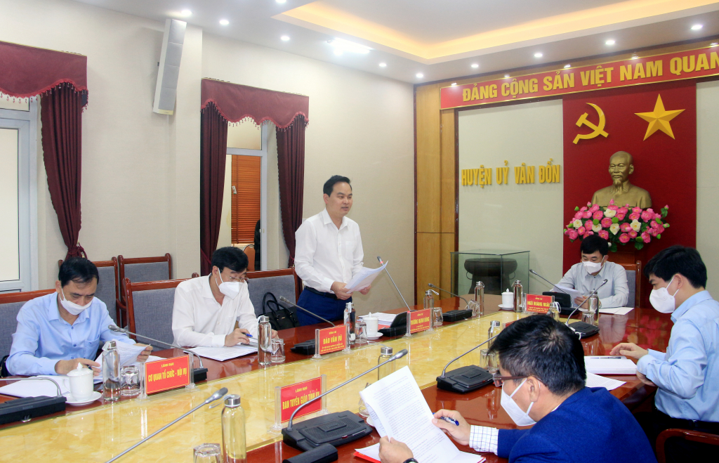 Đồng chí Trương Mạnh Hùng, Bí thư Huyện ủy Vân Đồn, báo cáo kết quả triển khai thực hiện Chỉ thị số 24-CT/TU ngày 18/2/2022 của Ban Thường vụ Tỉnh ủy.