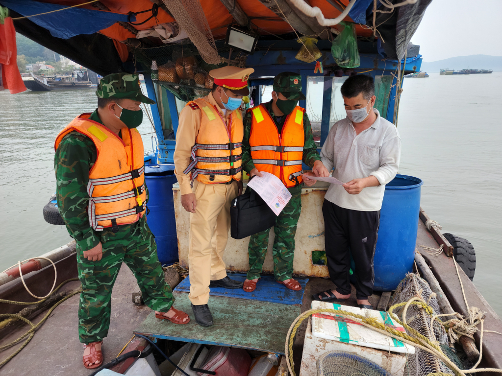 Lực lượng chức năng tuyên truyền Luật Giao thông đường thủy nội địa cho chủ tàu, thuyền đánh bắt cá trú đỗ khu vực lân cận bến.