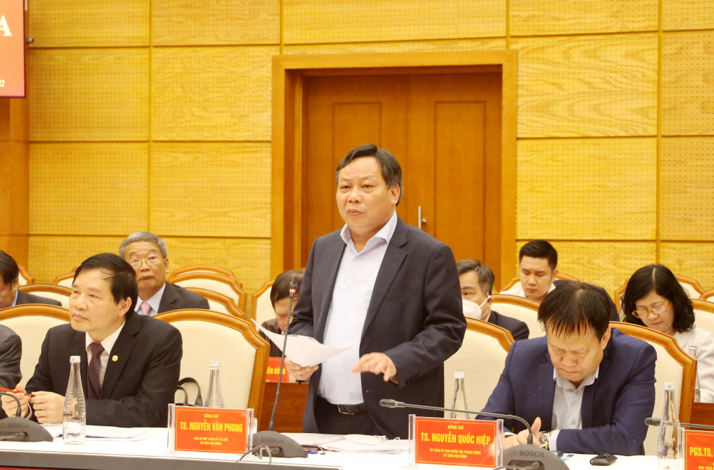 Đồng chí Nguyễn Văn Phong, Phó Bí thư Thành ủy Hà Nội, Ủy viên Hội đồng, phát biểu tại kỳ họp.