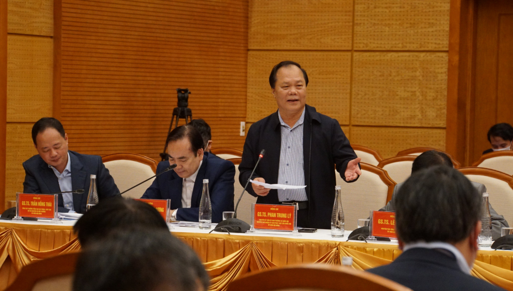 Đồng chí Phan Trung Lý, nguyên Ủy viên Ủy ban Thường vụ Quốc hội, nguyên Chủ nhiệm Ủy ban Pháp luật của Quốc hội, Ủy viên Hội đồng, phát biểu tại kỳ họp.