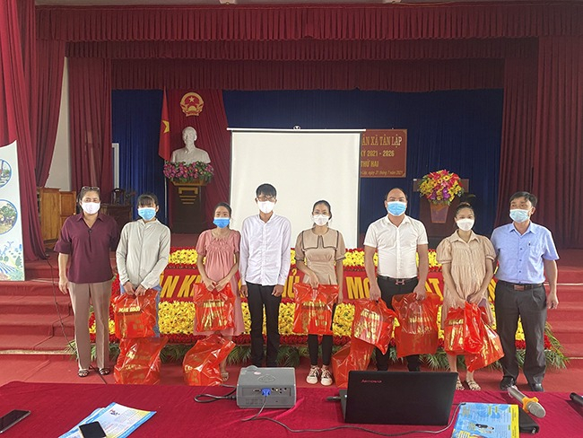 Trung tâm Y tế huyện Đầm Hà tổ chức truyền thông về khám sức khỏe tiền hôn và tặng quà cho các cặp đôi mới kết hôn vào tháng 10/2021.
