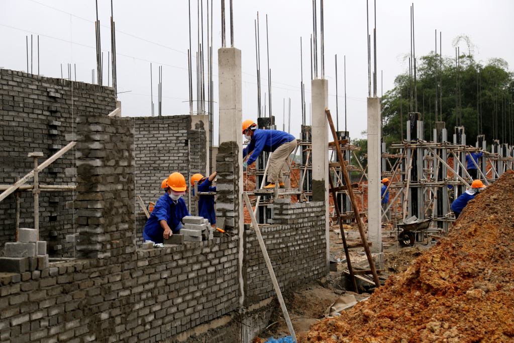 Dự án xây dựng trường mầm non thị trấn Cái Rồng đang được đẩy nhanh tiến độ thi công.