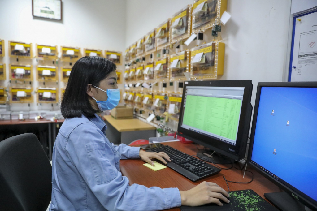 Công nhân vận hành tại Nhà máy nhiệt điện Mông Dương 2