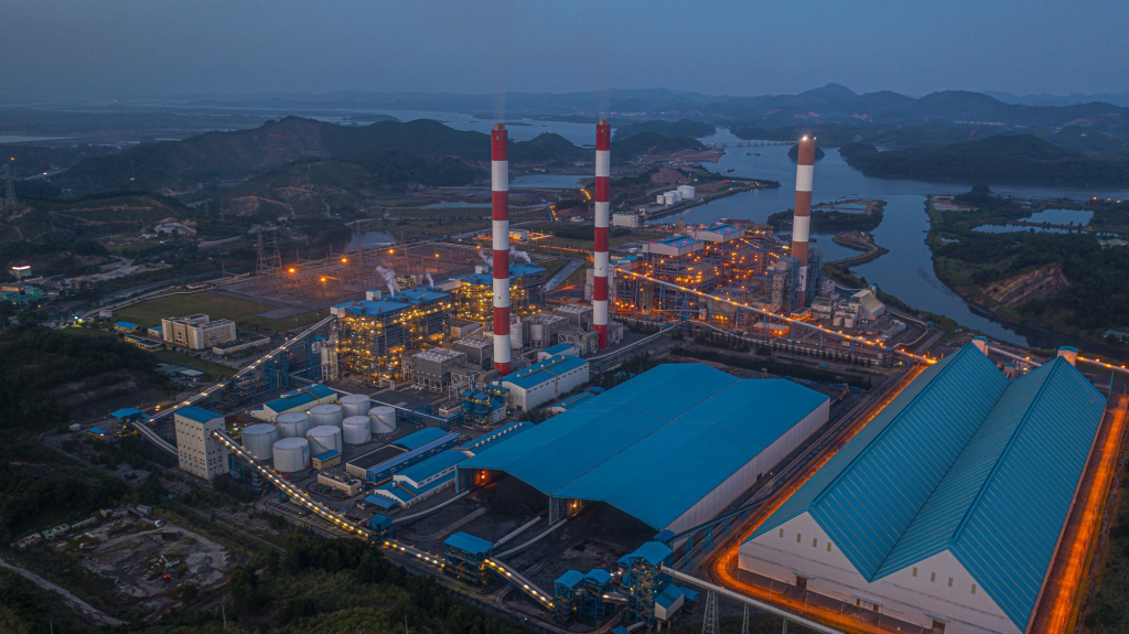 Cụm nhà máy nhiệt điện ở Mông Dương, Cẩm Phả.
