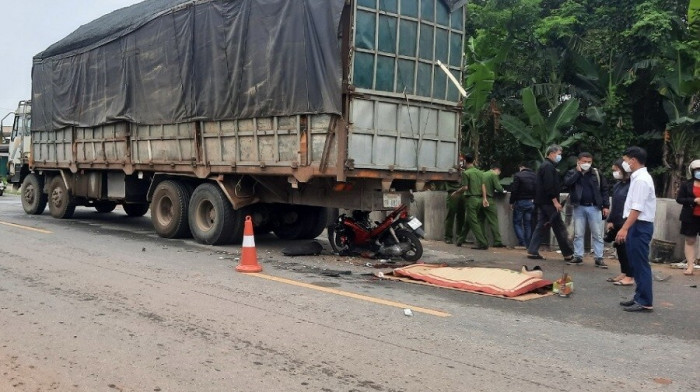 Xe máy đâm vào ô tô biển Lào dừng bên đường, người phụ nữ tử vong tại chỗ 2