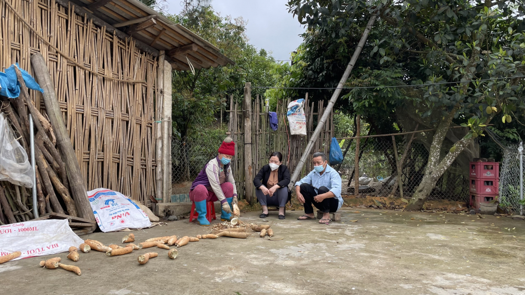 Cán bộ xã Đại Dực, huyện Tiên Yên (giữa) tuyên truyền đến người về phương án sắp xếp, sáp nhập 2 thôn Khe Quang,Khe Léng.