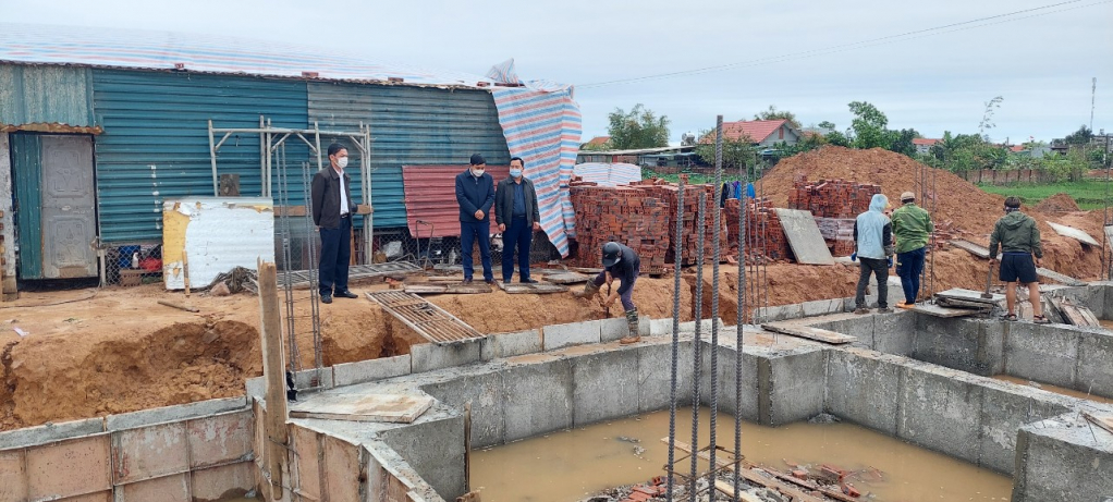 Các hộ dân thuộc diện thu hồi đất dự án cao tốc Vân Đồn-Móng Cái phường Ninh Dương đang xây nhà ở thuộc khu tái định cư khu Hòa Bình, phường Ninh Dương.
