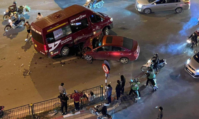 Xe con tông ngang hông xe limousine trên đường Giải Phóng, tài xế bỏ đi