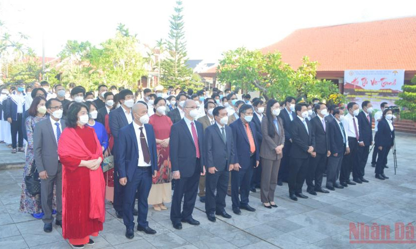 Dâng hương kỷ niệm 116 năm Ngày sinh Thủ tướng Phạm Văn Đồng