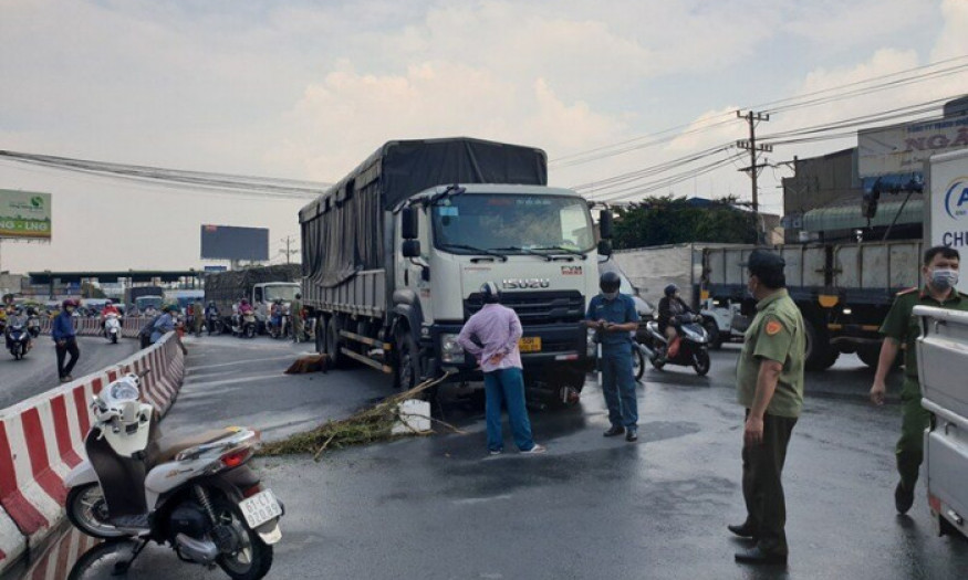 Sau va chạm, người đàn ông bị bánh xe tải cán tử vong ở Bình Dương