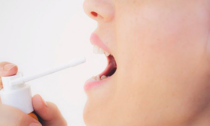Làm gì với chứng đau họng khi bị COVID-19?