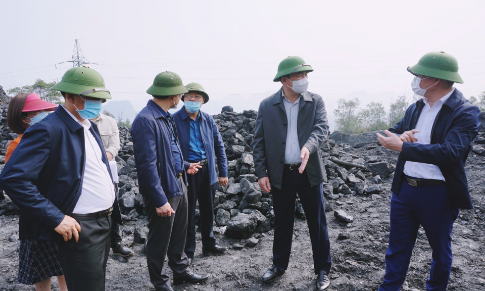 Phó Bí thư Thường trực Tỉnh ủy kiểm tra việc tận dụng đất đá thải mỏ làm vật liệu san lấp tại TP Cẩm Phả
