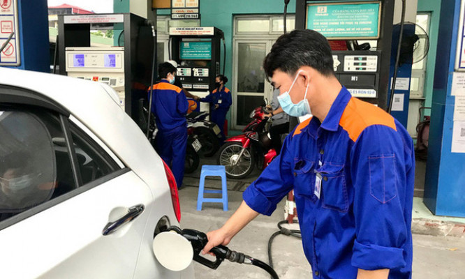 Dự kiến giảm thuế 1.000 đồng trên mỗi lít xăng từ 1/4 đến hết năm