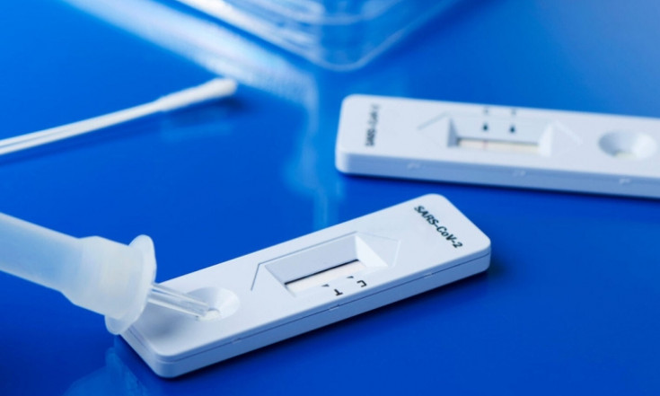 Test nhanh COVID-19 vô tội vạ, nhiều người 'viêm màng túi': Chuyên gia cảnh báo