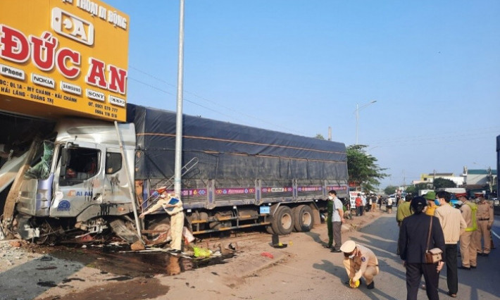 Xe tải đâm dải phân cách lao vào nhà dân, nữ công nhân chờ xe chết oan
