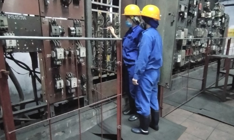 Nữ công nhân vượt khó