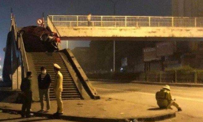 Ô tô leo lên cầu vượt cho người đi bộ, 1 người chết, 2 người bị thương