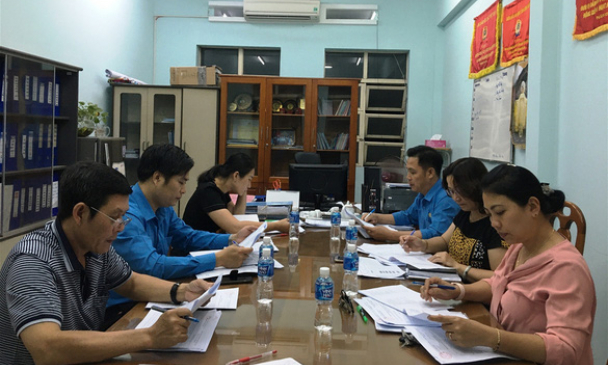 Cán bộ kiêm nhiệm bình xét thi đua tại cơ quan nào?