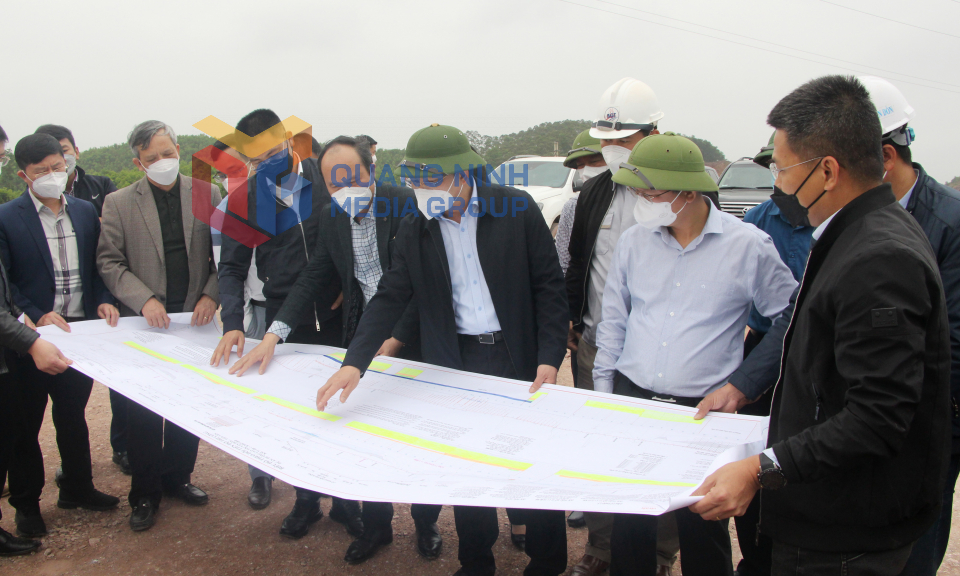 Bí thư Tỉnh ủy Nguyễn Xuân Ký kiểm tra tiến độ thi công, chất lượng công trình tuyến cao tốc Vân Đồn – Móng Cái, tháng 3-2022