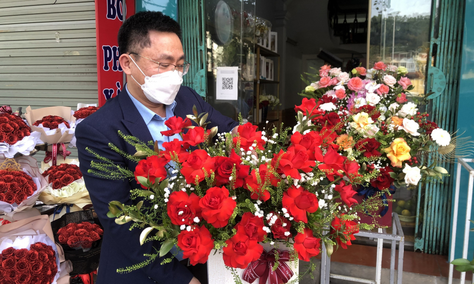 Hoa tươi tăng giá, quà tặng thiết thực "lên ngôi" 8/3