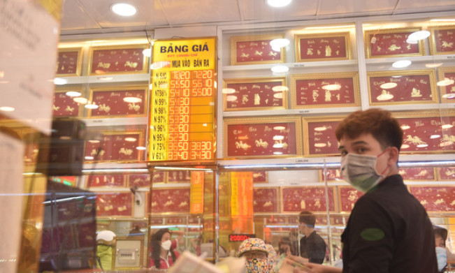 Vọt lên 74 triệu đồng/lượng, giá vàng trong nước cao hơn thế giới 18 triệu/lượng