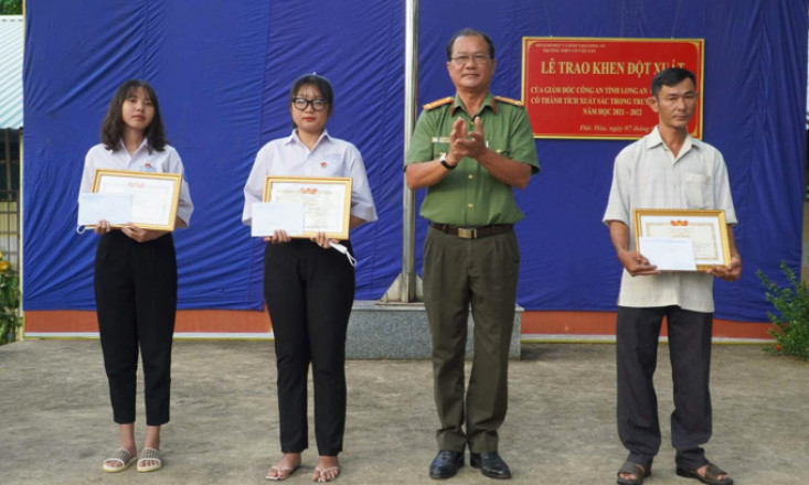 Hai nữ sinh bắt cướp được khen thưởng