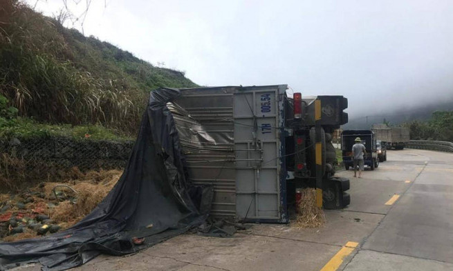 Lật xe tải chở dưa hấu trên đèo Lò Xo, tài xế tử vong tại chỗ