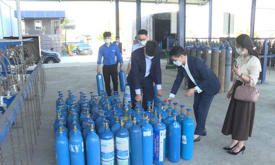 Tiếp nhận 500 bình chứa oxy từ Trung ương Hội Doanh nhân trẻ Việt Nam
