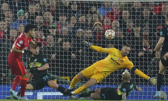 Liverpool vào tứ kết Champions League dù thua sân nhà