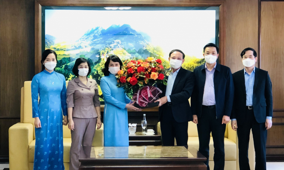 我省领导会见参加第十三届全国妇女代表大会的广宁省优秀代表