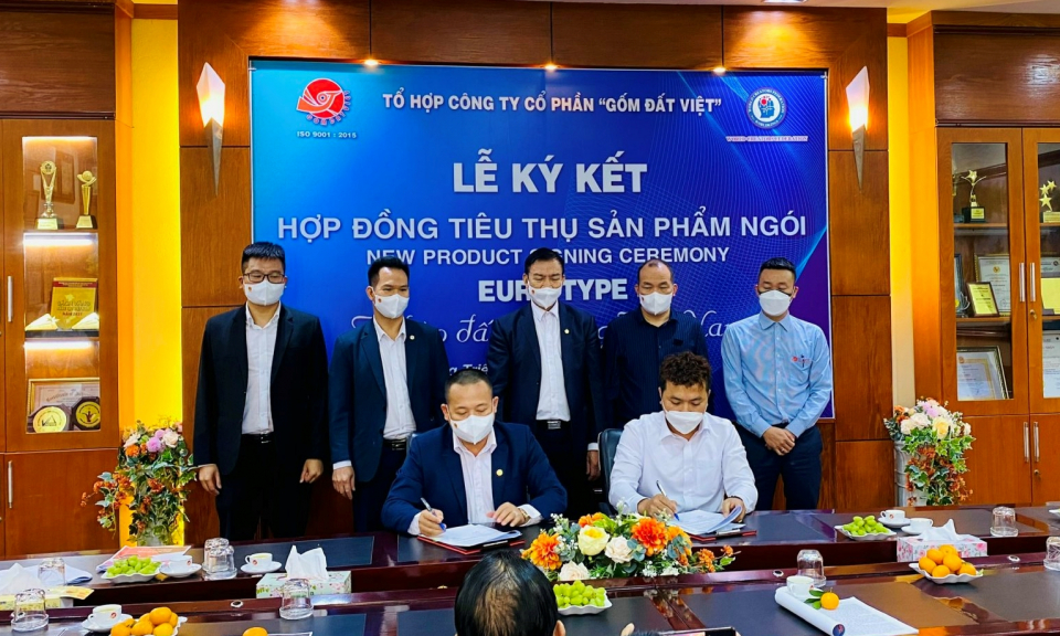 Lễ ký kết hợp đồng tiêu thụ ngói lợp Euro Type