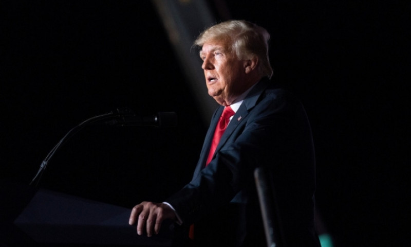 Máy bay chở ông Trump hạ cánh khẩn cấp