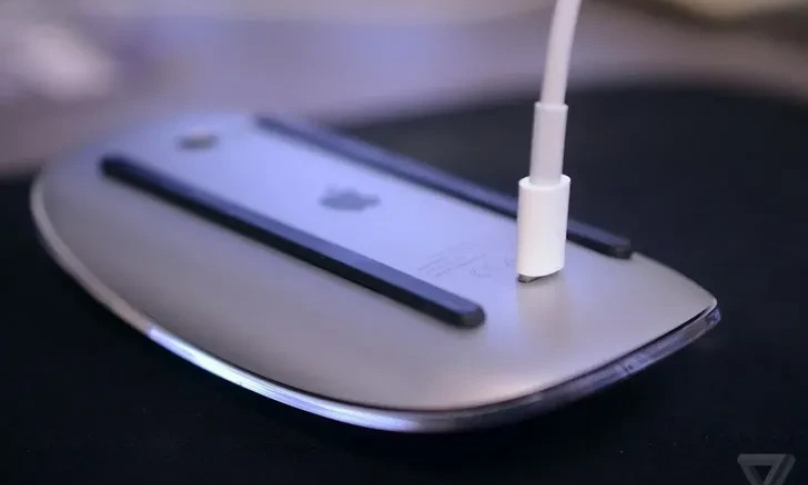 Năm 2022 rồi mà Magic Mouse vẫn phải lật ngửa để sạc!