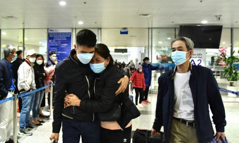 2nd special flight carrying Vietnamese fleeing Ukraine arrives in Hanoi