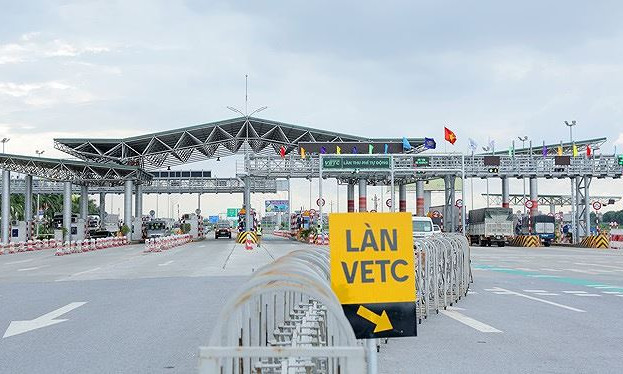 Xử lý nghiêm xe ô tô đi sai làn thu phí không dừng