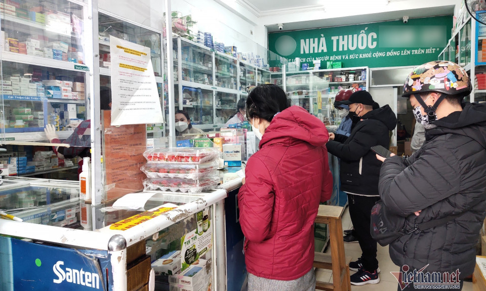 Trẻ mắc Covid-19 bị thủng dạ dày, cảnh báo thói quen mua thuốc của phụ huynh
