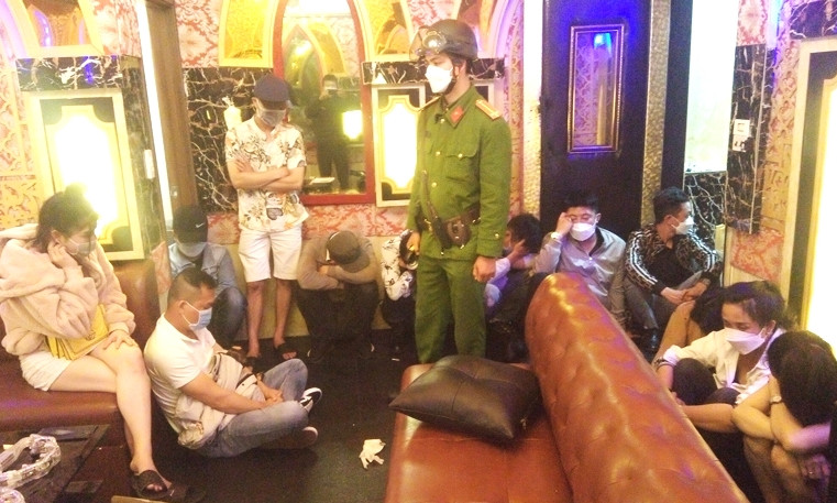 15 nam nữ "bay lắc" trong quán karaoke ngày khai trương