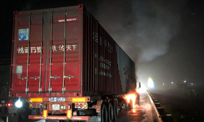 Cháy ô tô container trên cao tốc, tài xế thoát chết trong gang tấc