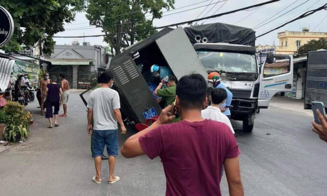 Xe chở phạm nhân gặp tai nạn, 3 người bị thương