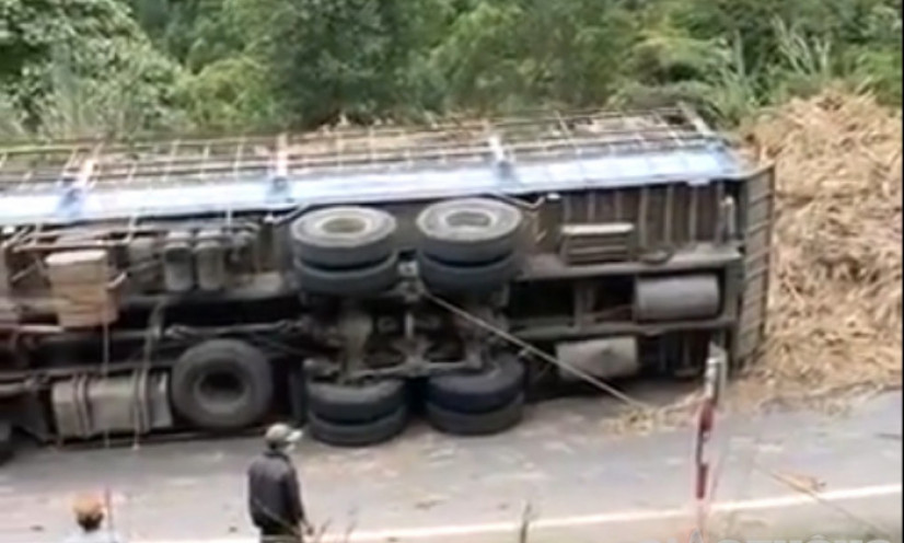 Xe tải chở mía lật trên QL26, giao thông bị ách tắc hai chiều
