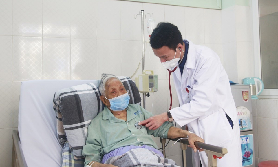 Cụ ông 95 tuổi chiến thắng Covid-19 và chấn thương, bệnh nền