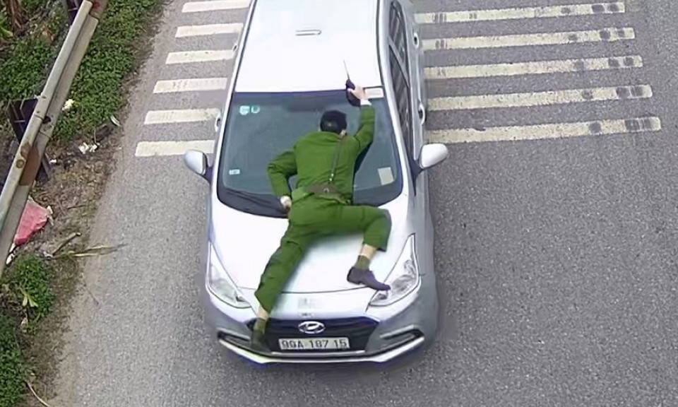 Tài xế tông CSGT lên nắp capo, bỏ chạy gần 3 km