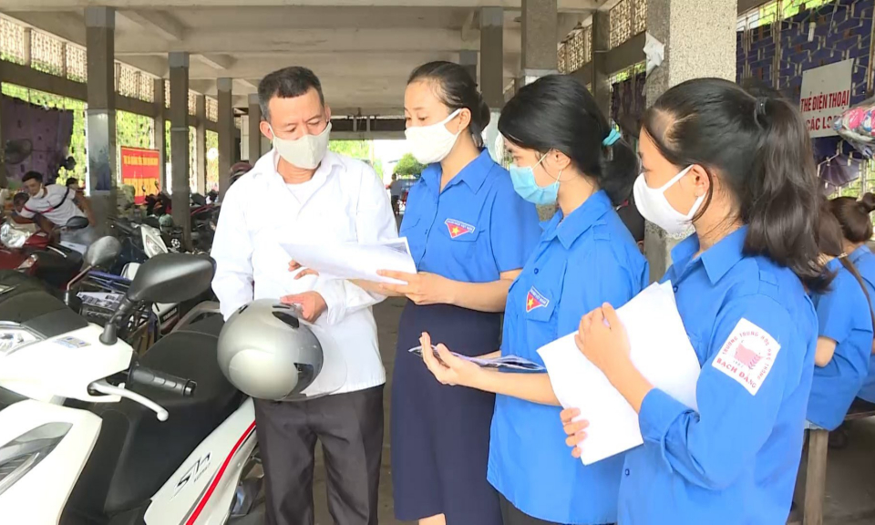 Thanh niên xung kích đảm bảo trật tự ATGT 